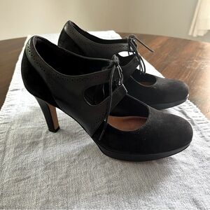 🥰 Clarks Artisan boot heels, size 7, lace up, black suede - EUC and cute on!